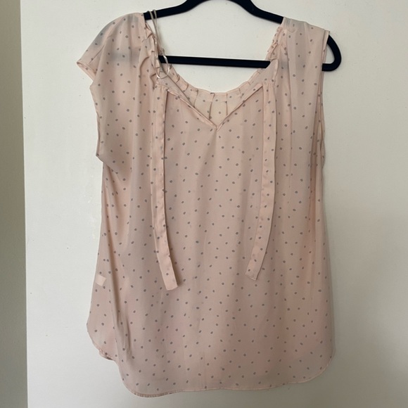 Light weight flowy blouse - perfect for work! - Picture 2 of 4